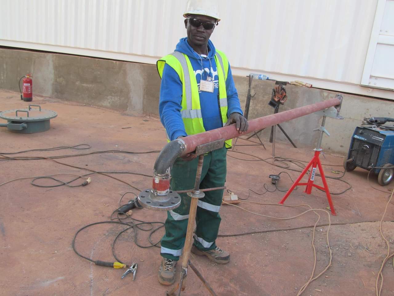 Manutention d'un coude de tuyauterie sur chantier industriel
